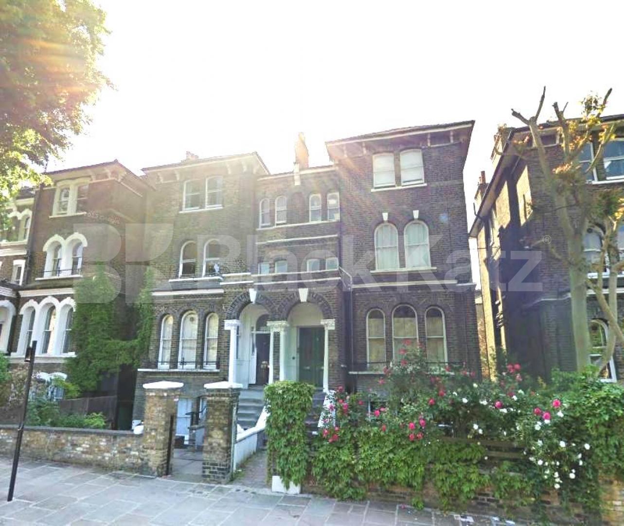 			NEW INSTRUCTION!, 2 Bedroom, 1 bath, 1 reception Flat			 South Villas, CAMDEN SQUARE